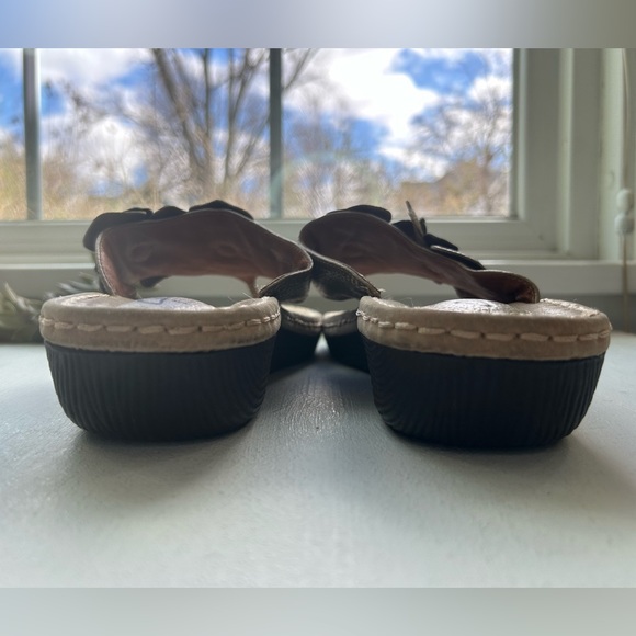 Clarks Artisan floral leather tan & bronze thong flip flop sandals size 10 - Picture 2 of 8